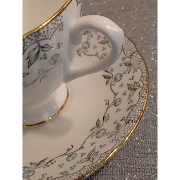 English Castle Bone China Vtg Footed Teacup & Saucer Blueberry Leaf Gold Trim - Picture 2 of 11